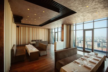 Şehir manzaralı küçük bir restoran salonu.