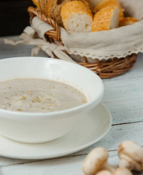 Närbild av svamp soppa i skål serveras med bröd — Stockfoto