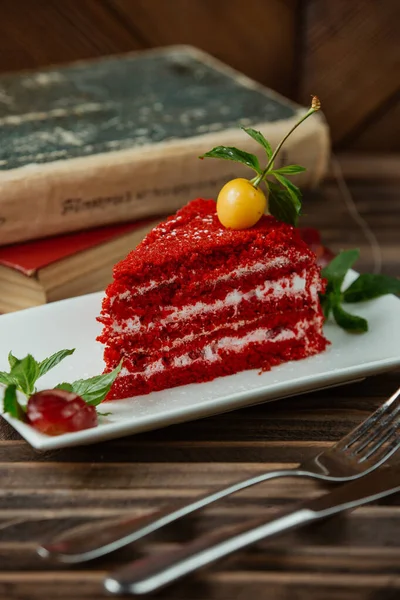 Close up of red velvet cake in white small platter — Stock Photo, Image