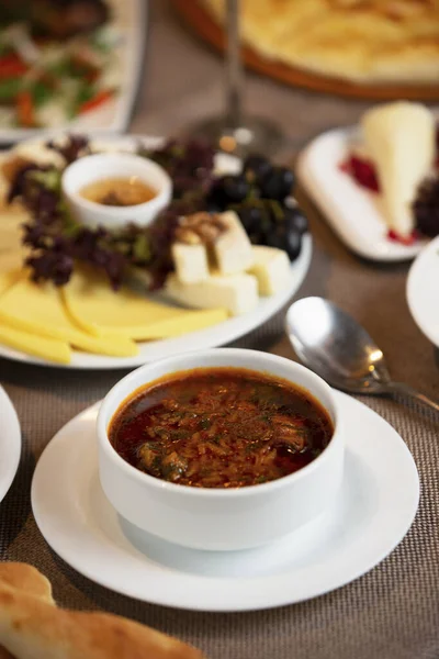 Primer plano de sopa de remolacha al estilo ruso borscht servido en un tazón — Foto de Stock