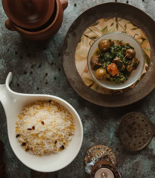 고기와 약초를 넣고 빈티지 접시에 담긴 필라프 쌀의 맨 위 사진 — 스톡 사진