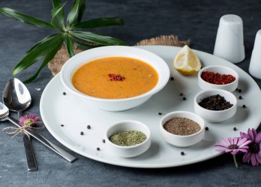 Limon, sumak, karabiber ve kuru nane ile servis edilen mercimek çorbası.