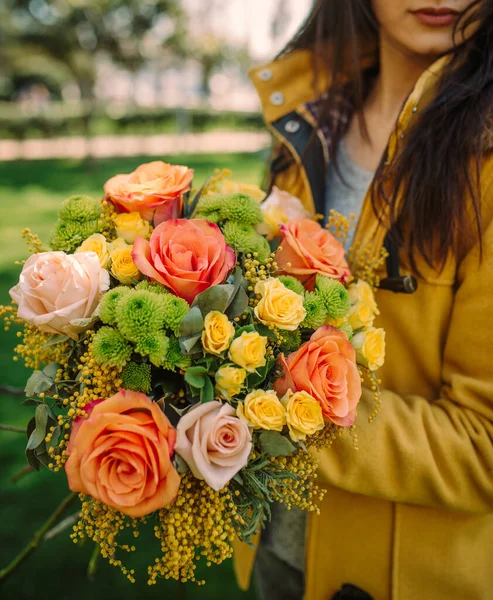 Осенний цветочный букет с оранжевыми, желтыми розами, мимозой — стоковое фото
