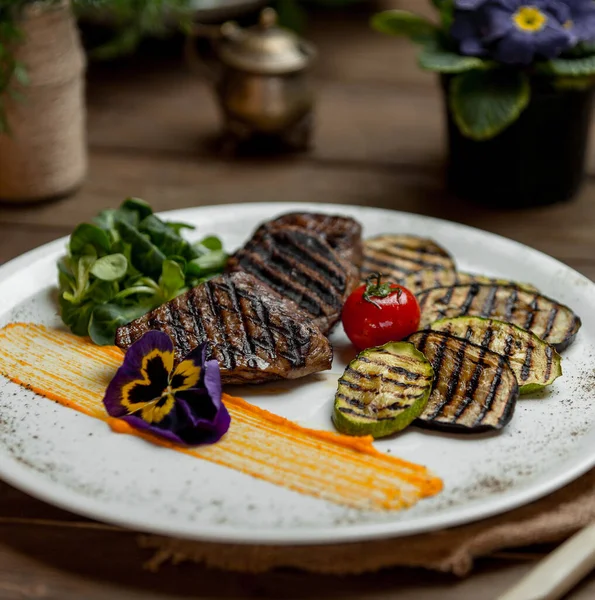 Steak daging sapi dengan aubergine panggang, tomat dan bayam segar — Stok Foto