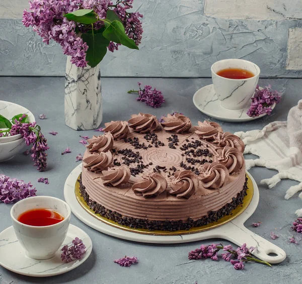 Шоколадный торт со взбитыми сливками с шоколадной крошкой сверху на мраморной доске — стоковое фото