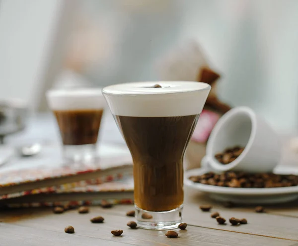Кофе мокко со сливками, украшенный кофейными зёрнами — стоковое фото