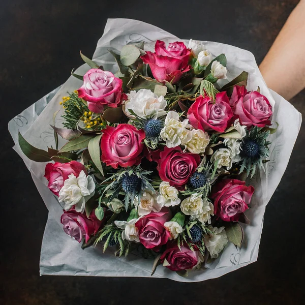 Букет цветов с розовыми розами, синим чертополохом, мимозой и белыми розами — стоковое фото