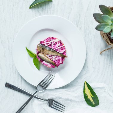 Kaynatılmış pancar, havuç, soğan, patates ve ringa balıklı shuba salatası.