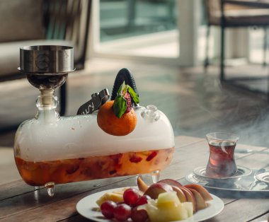 Mini cam, nargile, çilekli ve portakal aromalı çay seti.