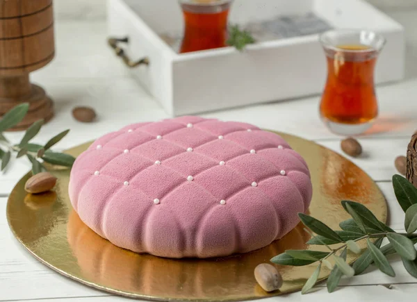 Modern rosa kaka i kuddform med små pärlor — Stockfoto