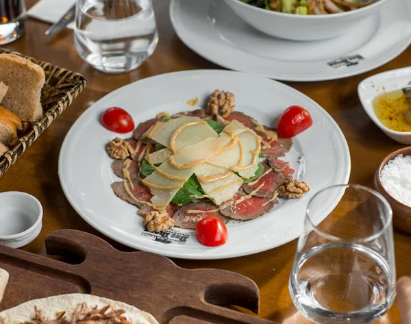 Sirenensteak-Salat mit Spinat, Kirschtomaten, Parmesan, Walnuss — Stockfoto