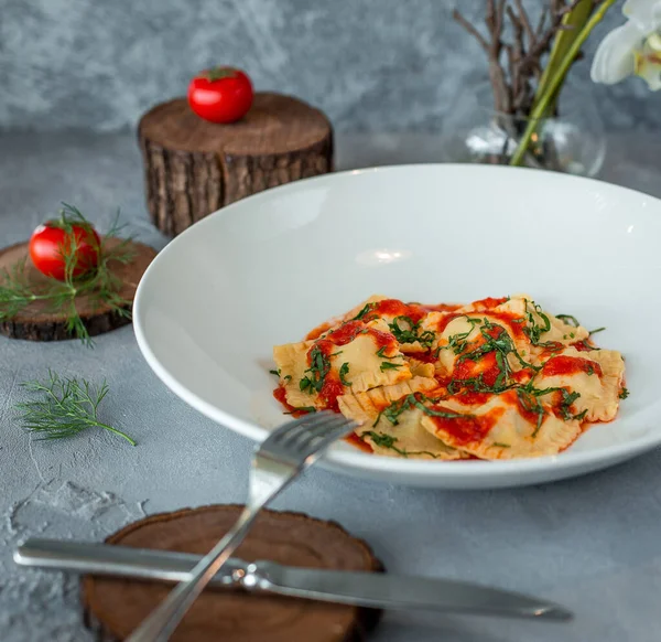 Spinal ve ricotto ravioli ile domates sosu ve doğranmış fesleğen. — Stok fotoğraf