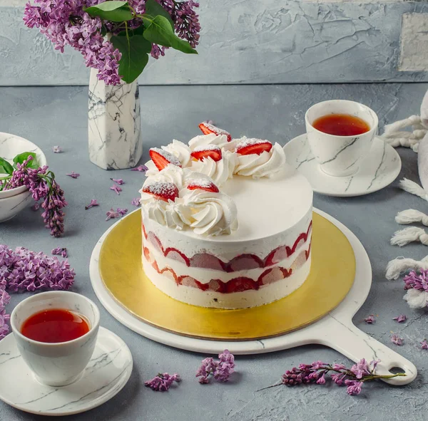 Bolo de morango com chantilly branco com pedaços de morango, servido com chá — Fotografia de Stock