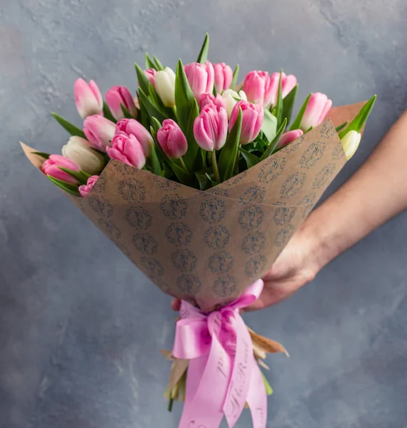 Beau bouquet de tulipes roses attachées avec noeud papillon rose — Photo