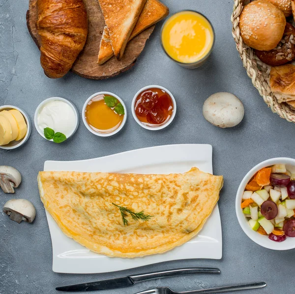 Klassiek ontbijt met omelet fruitsalade, honing, boter, croissant — Stockfoto