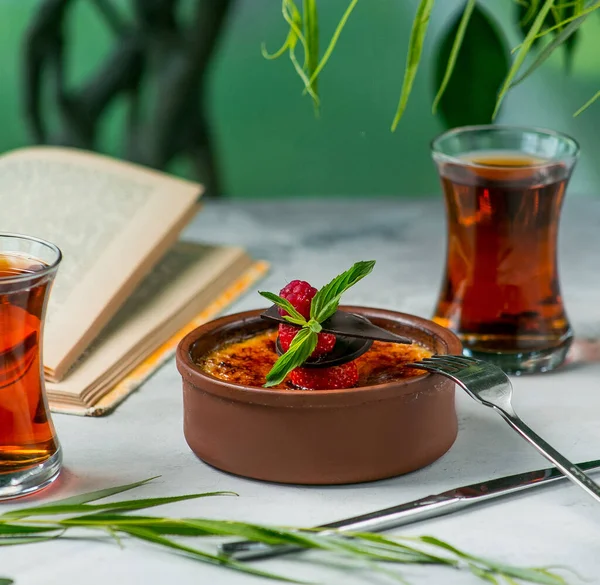 Turkyně sutlach rýžový pudink s jahodou, čokoláda v malé keramické pánvi s čajem — Stock fotografie