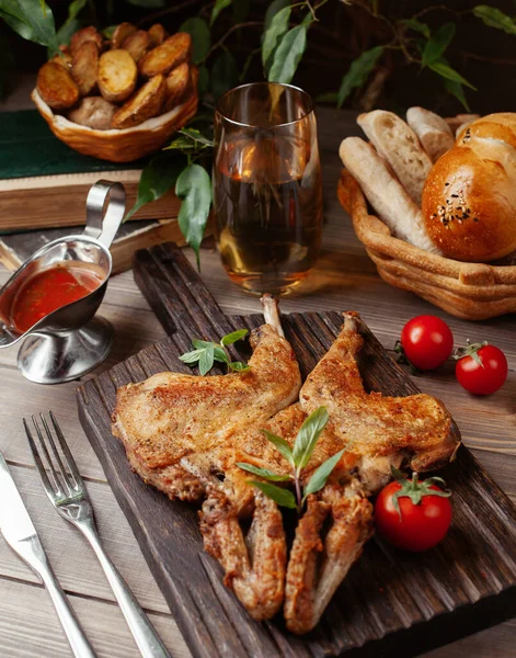 Frango grelhado inteiro com molho de tomate e ervas na tábua de madeira — Fotografia de Stock