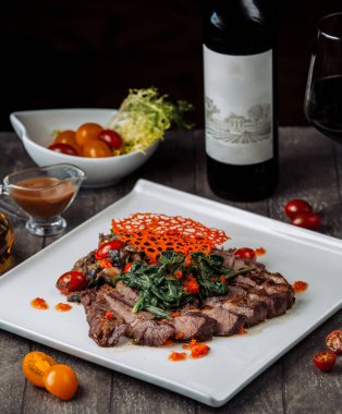 Patlıcan salatasıyla ıspanakla süslenmiş kuzu kebabı dilimleri