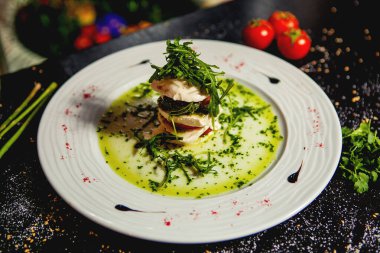 Katmanlı mozarella, domates dilimleri ve roka salatası.