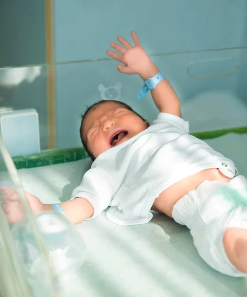 Crying newborn at the hospital unit — Stok fotoğraf