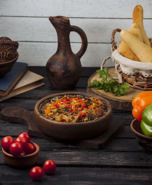 Lamb kebab roasted with onion, tomato and bell peppers in clay pan — Stock Photo, Image