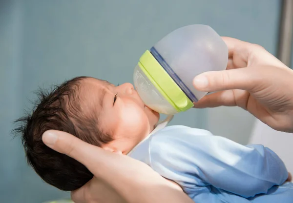 Recién nacido está siendo alimentado con biberón pequeño en el hospital — Foto de Stock