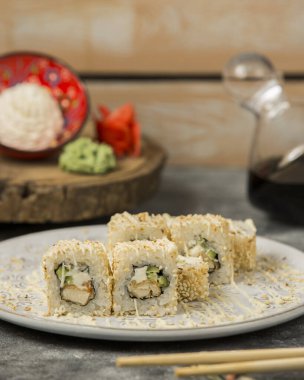 Susam ve sosla kaplı tempura suşi ruloları.