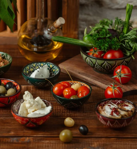 Lauk samping untuk makan siang dalam mangkuk kecil dengan pola tradisional — Stok Foto