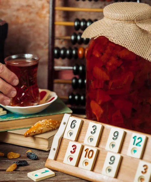 Türk oyun masasına çay ve reçel servisi, fayans tabanlı bir oyun.