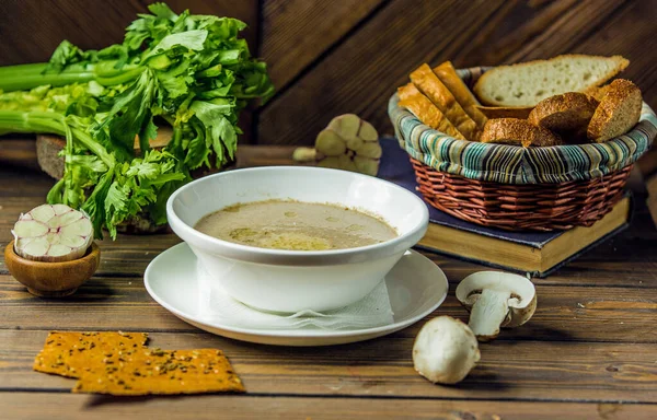Misa zupy grzybowej serwowana z czosnkiem i krakersem — Zdjęcie stockowe