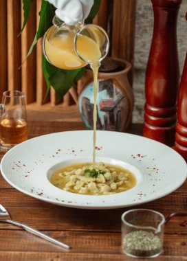 Garson sirkeyi dushbara köfte çorbasına döker.