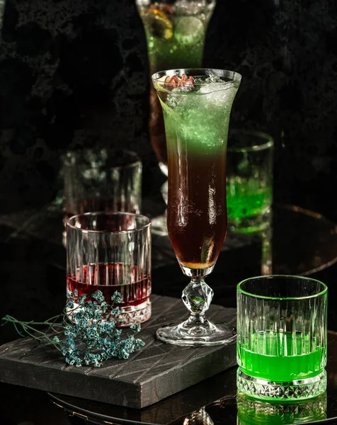 Schwarz-grüner Cocktail auf dem Tisch — Stockfoto