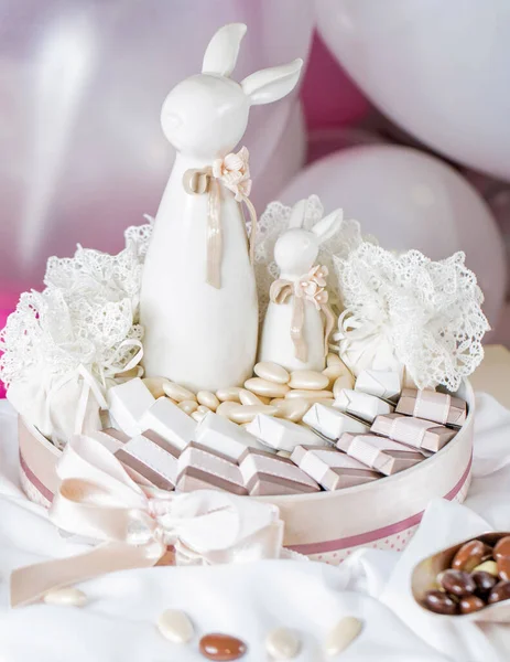 Caixa de chocolate decorado com papel rosa envoltórios e coelhos de cerâmica — Fotografia de Stock