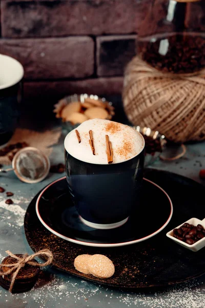 Cappuccino dengan kayu manis di atas meja — Stok Foto