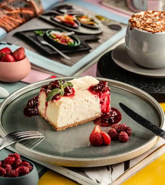 Сирний торт з ягодами на столі — стокове фото