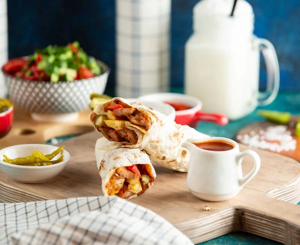 Masada lavaş ve tavuk kebabı. — Stok fotoğraf