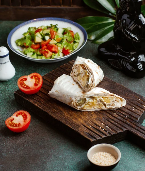 Taze sebze salatasıyla servis edilen tavuklu shawarma dürümü