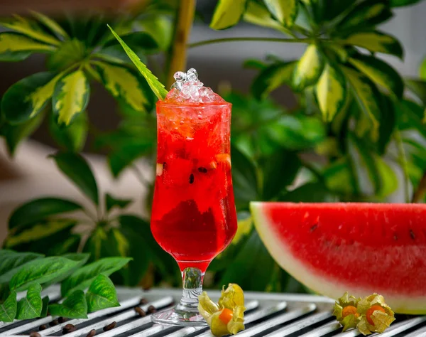 Cocktail de melancia fria na mesa — Fotografia de Stock