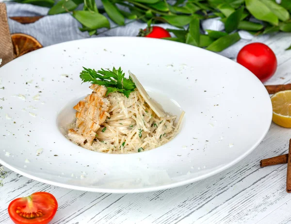 Espaguetis cremosos con filete de pollo a la parrilla, perejil y parmesano —  Fotos de Stock