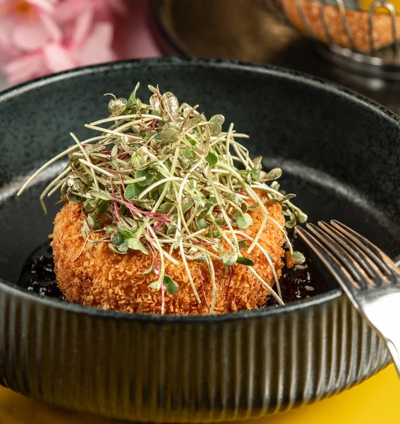 Pépite de poulet croustillante garnie d'herbes fraîches — Photo gratuite