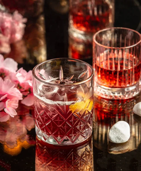 Ледяной розовый напиток на столе — стоковое фото