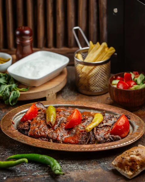 İskender taşıyıcı 3 numaralı masada.