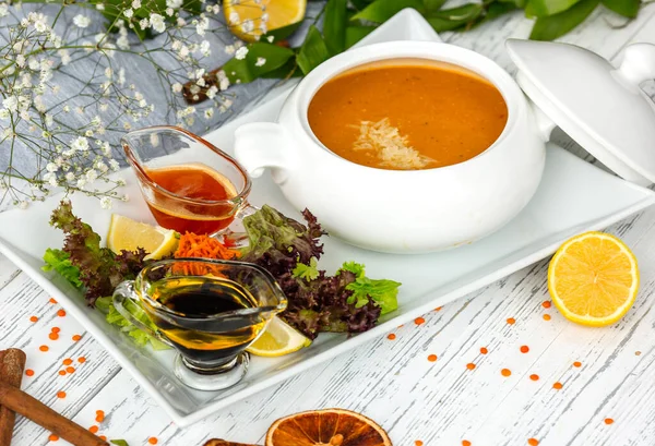 Zupa soczewicowa w ceramicznym naczyniu serwowanym ze świeżą sałatką i sosami — Zdjęcie stockowe