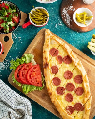 Sosis manzaralı geleneksel Türk pideti