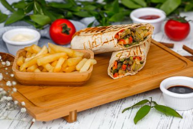 Tahtada patates kızartması ve sebzeli lavaş.