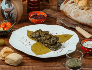 Azerbaijani üzüm yaprakları dolma ve doldurulmuş üzüm yaprakları.