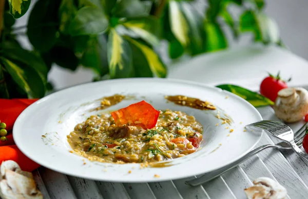Салат из мангала в тарелке — стоковое фото