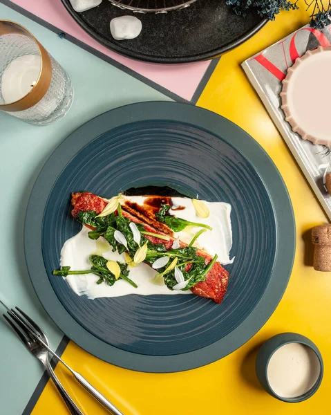 Carpaccio de carne com queijo branco — Fotografia de Stock Grátis