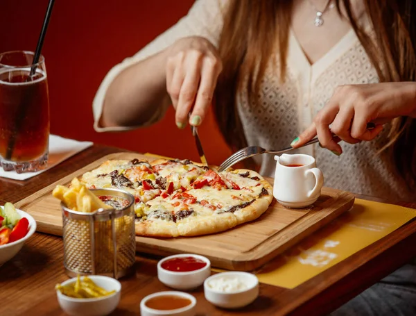 Fleischpizza mit Käse und Gemüse auf Holzbrett — Stockfoto