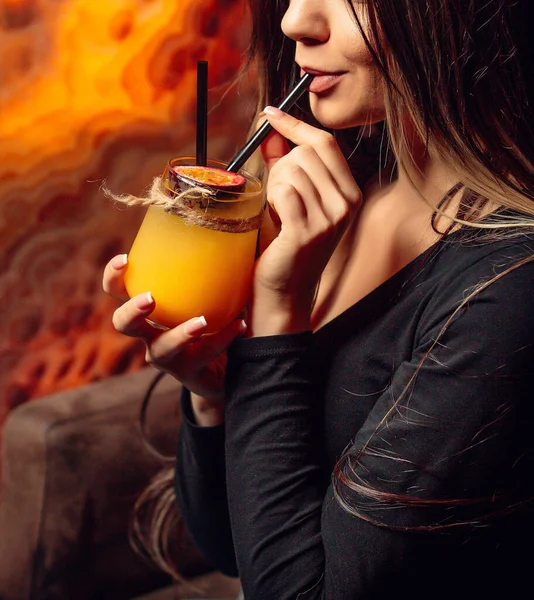 Oranžový koktejl v ženských rukou — Stock fotografie